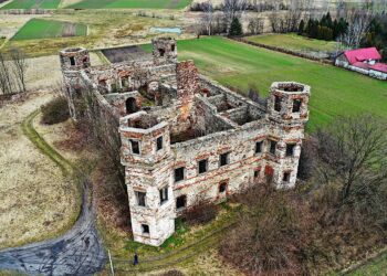 10.03.2023. Podzamcze Piekoszowskie. Ruiny pałacu Tarłów / Fot. Jarosław Kubalski – Radio Kielce