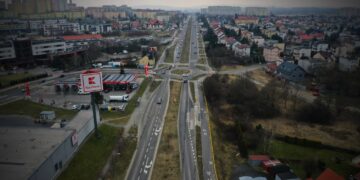 20.03.2023. Kielce. Ul. Warszawskiej, na odcinku od ronda Geodetów do mostu nad Silnicą, w pobliżu skrzyżowania ul. Warszawskiej z ul. Wincentego Witosa / Fot. Jarosław Kubalski - Radio Kielce