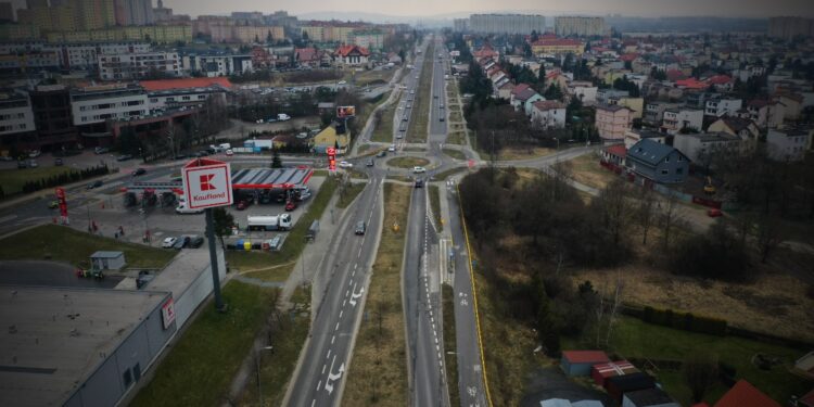 20.03.2023. Kielce. Ul. Warszawskiej, na odcinku od ronda Geodetów do mostu nad Silnicą, w pobliżu skrzyżowania ul. Warszawskiej z ul. Wincentego Witosa / Fot. Jarosław Kubalski - Radio Kielce