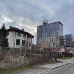 21.03.2023. Kielce. Ulica Silniczna. Działka, gdzie ma powstać nowa inwestycja mieszkaniowa / Fot. Wiktor Taszłow - Radio Kielce