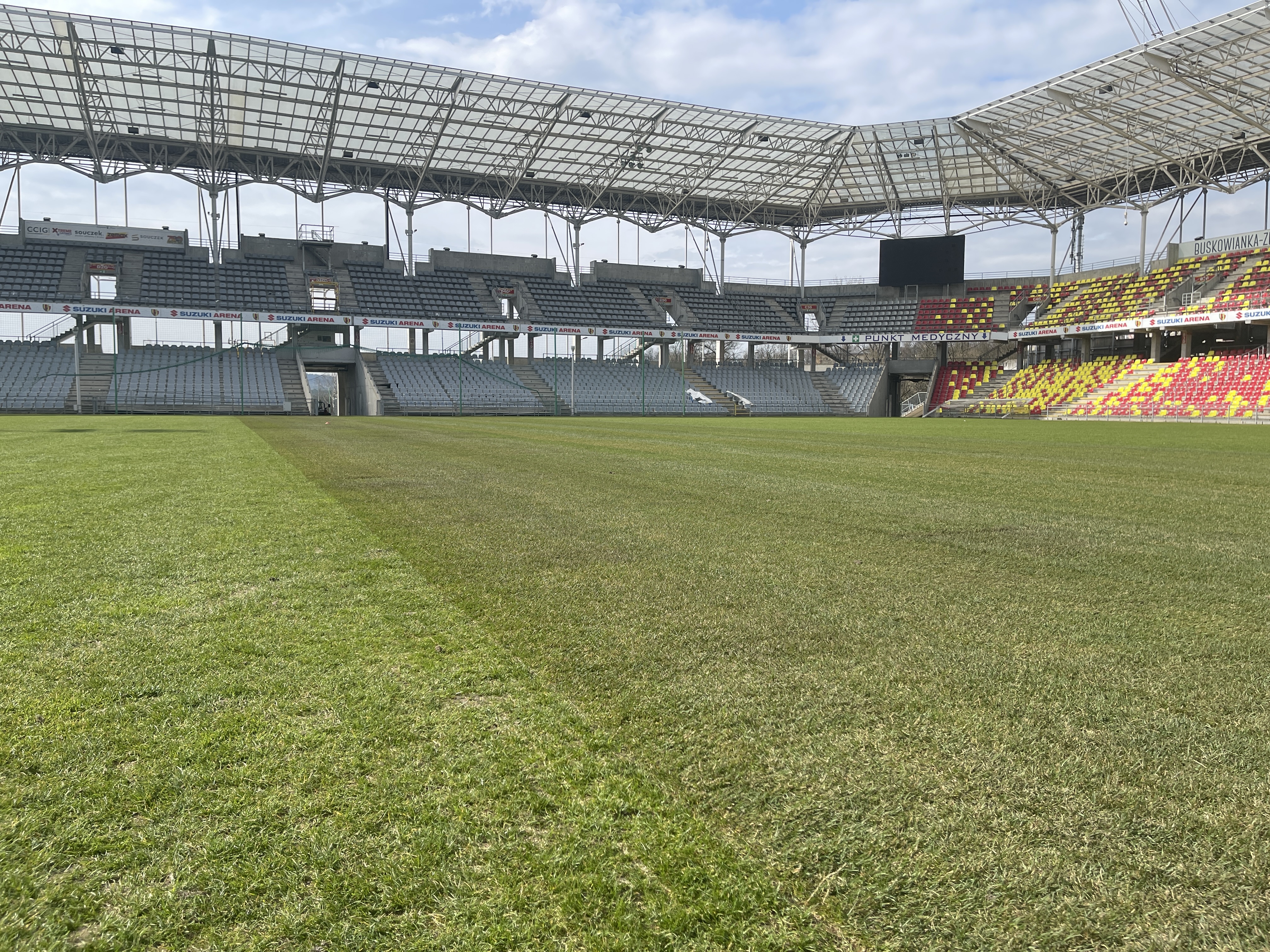 Suzuki Arena ma nowy, "zielony dywan"