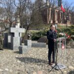 19.03.2023. Sandomierz. Uroczystości upamiętniające ofiary terroru niemieckiego w czasie II wojny światowej. Na zdjęciu: poseł Marek Kwitek / Fot. Grażyna Szlęzak - Radio Kielce
