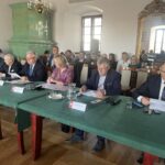 29.03.2023. Sandomierz. Sesja rady miasta. Na zdjęciu Klub PiS w Radzie Miasta Sandomierza. Od lewej radni: Marcin Świerkula, Andrzej Lebida, przewodniczący klubu Krzysztof Szatan, radna Agnieszka Frańczak-Szczepanek, radni Mariusz Prezgot i Marek Strugała / Fot. Grażyna Szlęzak - Radio Kielce