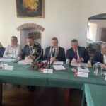 29.03.2023. Sandomierz. Sesja rady miasta. Na zdjęciu (od lewej): radni Mariola Stępień, Sylwester Łatka, wiceprzewodniczący Rady Miasta Piotr Chojnacki, przewodniczący Rady Miasta Wojciech Czerwiec, Jerzy Żyła wiceprzewodniczący, radny Marek Chruściel / Fot. Grażyna Szlęzak - Radio Kielce