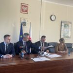 29.03.2023. Rytwiany. Podpisanie umowy. na zdjęciu (od lewej): poseł Michał Cieślak, Grzegorz Forkasiewicz - wójt gminy Rytwiany, Tomasz Dyl - firma Dylmex, Mirosława Szewczyk - skarbnik gminy Rytwiany. / Fot. Grażyna Szlęzak - Radio Kielce