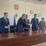 29.03.2023. Rytwiany. Podpisanie umowy. na zdjęciu (od lewej): poseł Michał Cieślak, Grzegorz Forkasiewicz - wójt gminy Rytwiany, prezes Rafał Szyszkowski oraz wiceprezes Wojciech Szyszkowski z Przedsiębiorstwa Robót Drogowych Staszów Sp. z o.o. , Mirosława Szewczyk - skarbnik gminy. / Fot. Grażyna Szlęzak - Radio Kielce