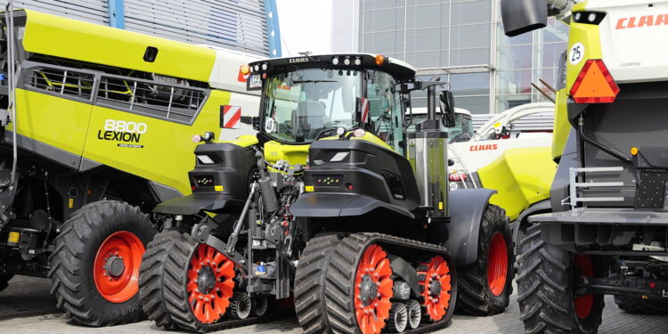 Elektryczne traktory na gąsienicach hitem targów AGROTECH - Radio Kielce