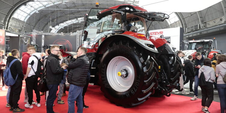 17.03.2023. Kielce. Targi Agrotech. Ciągnik CASE IH PUMA 260 AFS CONNECT / Fot. Wiktor Taszłow - Radio Kielce