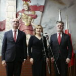 20.03.2023. Daleszyce. Spotkanie z mieszkańcami. Na zdjęciu (od lewej): wiceminister Piotr Wawrzyk, wiceminister Anna Krupka, senator Krzysztof Słoń. / Fot. Wiktor Taszłow - Radio Kielce