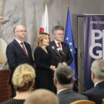 20.03.2023. Daleszyce. Spotkanie z mieszkańcami. Na zdjęciu (od lewej): wiceminister Piotr Wawrzyk, wiceminister Anna Krupka, senator Krzysztof Słoń. / Fot. Wiktor Taszłow - Radio Kielce