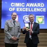 21.03.2023. Kielce. Świętokrzyski Urząd Wojewódzki. Wręczenie nagrody CIMIC Award of Excellence za współpracę cywilno-wojskową. Na zdjęciu: pułkownik Andreas Eckel - dyrektor Centrum Doskonalenia CIMIC w Hadze oraz Zbigniew Koniusz - wojewoda świętokrzyski / Fot. Wiktor Taszłow – Radio Kielce