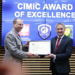 21.03.2023. Kielce. Świętokrzyski Urząd Wojewódzki. Wręczenie nagrody CIMIC Award of Excellence za współpracę cywilno-wojskową. Na zdjęciu: pułkownik Andreas Eckel - dyrektor Centrum Doskonalenia CIMIC w Hadze oraz Zbigniew Koniusz - wojewoda świętokrzyski / Fot. Wiktor Taszłow – Radio Kielce