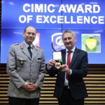 21.03.2023. Kielce. Świętokrzyski Urząd Wojewódzki. Wręczenie nagrody CIMIC Award of Excellence za współpracę cywilno-wojskową. Na zdjęciu: pułkownik Andreas Eckel - dyrektor Centrum Doskonalenia CIMIC w Hadze oraz Zbigniew Koniusz - wojewoda świętokrzyski / Fot. Wiktor Taszłow – Radio Kielce