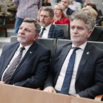 21.03.2023. Kielce. Świętokrzyski Urząd Wojewódzki. Wręczenie nagrody CIMIC Award of Excellence za współpracę cywilno-wojskową. Na zdjęciu (od lewej): poseł Andrzej Kryj i senator Krzysztof Słoń / Fot. Wiktor Taszłow – Radio Kielce