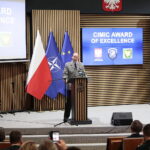 21.03.2023. Kielce. Świętokrzyski Urząd Wojewódzki. Wręczenie nagrody CIMIC Award of Excellence za współpracę cywilno-wojskową. Na zdjęciu: pułkownik Andreas Eckel - dyrektor Centrum Doskonalenia CIMIC w Hadze / Fot. Wiktor Taszłow – Radio Kielce