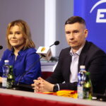 21.03.2023. Kielce. Konferencja Korony Kielce. Na zdjęciu: Anna Krupka - wiceminister sportu i turystyki i Łukasz Jabłoński - prezes zarządu Korony Kielce / Fot. Wiktor Taszłow - Radio Kielce
