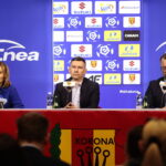 21.03.2023. Kielce. Konferencja Korony Kielce. Na zdjęciu (od lewej): Anna Krupka - wiceminister sportu i turystyki, Łukasz Jabłoński - prezes zarządu Korony Kielce i Artur Murawski - dyrektor Departamentu Sponsoringu, Promocji i Zarządzania Marką w Enea / Fot. Wiktor Taszłow - Radio Kielce