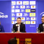 21.03.2023. Kielce. Konferencja Korony Kielce. Na zdjęciu (od lewej): Anna Krupka - wiceminister sportu i turystyki, Łukasz Jabłoński - prezes zarządu Korony Kielce i Artur Murawski - dyrektor Departamentu Sponsoringu, Promocji i Zarządzania Marką w Enea / Fot. Wiktor Taszłow - Radio Kielce