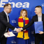 21.03.2023. Kielce. Konferencja, podczas której został przedstawiony sponsor strategiczny Korony Kielce. Na zdjęciu (od lewej): Artur Murawski - dyrektor Departamentu Sponsoringu, Promocji i Zarządzania Marką w Enea, Anna Krupka - wiceminister sportu i turystyki, Łukasz Jabłoński - prezes zarządu Korony Kielce / Fot. Wiktor Taszłow - Radio Kielce