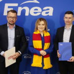 21.03.2023. Kielce. Konferencja, podczas której został przedstawiony sponsor strategiczny Korony Kielce. Na zdjęciu (od lewej): Artur Murawski - dyrektor Departamentu Sponsoringu, Promocji i Zarządzania Marką w Enea, Anna Krupka - wiceminister sportu i turystyki, Łukasz Jabłoński - prezes zarządu Korony Kielce / Fot. Wiktor Taszłow - Radio Kielce