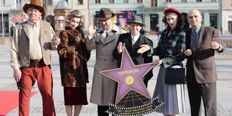 22.03.2023. Kielce. Rynek. Aktorzy otwierają kielecką Aleję Gwiazd. Na zdjęciu (od lewej): Janusz Głogowski, Dominika Walo, Łukasz Pruchniewicz, Dawid Żłobiński, Anna Antoniewicz i Edward Janaszek / Fot. Wiktor Taszłow - Radio Kielce