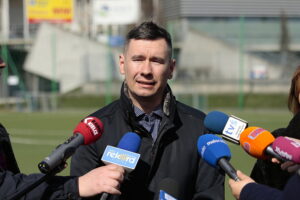 23.03.2023. Kielce. Konferencja dot. rozwoju infrastruktury sportowej w Akademii Korona. Na zdjęciu: Łukasz Jabłoński - prezes zarządu Korony Kielce / Fot. Wiktor Taszłow - Radio Kielce