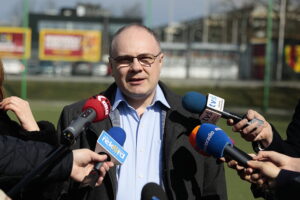 23.03.2023. Kielce. Konferencja dot. rozwoju infrastruktury sportowej w Akademii Korona. Na zdjęciu: Przemysław Chmiel - dyrektor MOSiR w Kielcach / Fot. Wiktor Taszłow - Radio Kielce