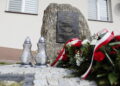 24.03.2023. Chmielnik. Złożeniem kwiatów przed obeliskiem ku czci Sprawiedliwych Marii i Wacława Stradowskich w Chmielniku uczczono Narodowy Dzień Pamięci Polaków Ratujących Żydów pod okupacją niemiecką / Fot. Wiktor Taszłow - Radio Kielce