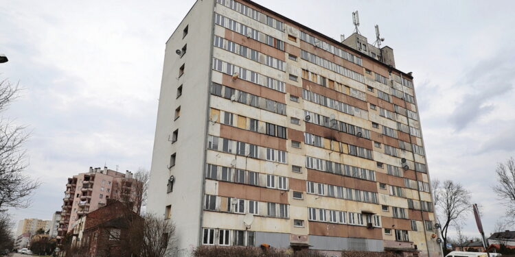 24.03.2023. Kielce. Ulica Młoda 4. Wieżowiec socjalny / Fot. Wiktor Taszłow - Radio Kielce