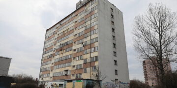 Co z wieżowcem przy Młodej? Wciąż są wątpliwości, ale budynek już pusty