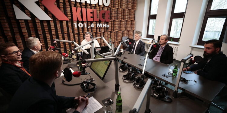 27.03.2023. Kielce. Studio Polityczne Radia Kielce / Fot. Wiktor Taszłow - Radio Kielce