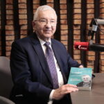 Poseł Krzysztof Lipiec z książką prof. Andrzeja Zybertowicza „Cyber kontra real- cywilizacja w techno-pułapce” / Fot. Wiktor Taszłow - Radio Kielce