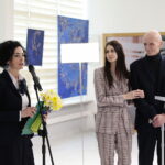 31.03.2023. Kielce. Urząd Wojewódzki. Wernisaż wystawy malarstwa Pauliny Domagały i Dariusza Stelmacha. Na zdjęciu (od lewej): Lucyny Gozdek - kurator wystawy, Paulina Domagała, Dariusz Stelmach / Fot. Wiktor Taszłow - Radio Kielce