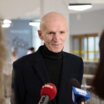 31.03.2023. Kielce. Urząd Wojewódzki. Wernisaż wystawy malarstwa Pauliny Domagały i Dariusza Stelmacha. Na zdjęciu: Dariusz Stelmach / Fot. Wiktor Taszłow - Radio Kielce