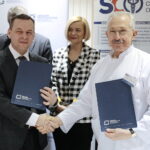 06.03.2023. Kielce. Świętokrzyskie Centrum Onkologii. Na zdjęciu (od lewej): Jarosław Protasiewicz - dyrektor Ośrodka Przetwarzania Informacji, Renata Janik - wicemarszałek województwa świętokrzyskiego, prof. Stanisław Góźdź - dyrektor Świętokrzyskiego Centrum Onkologii w Kielcach / Fot. Wiktor Taszłow – Radio Kielce