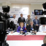 06.03.2023. Kielce. Świętokrzyskie Centrum Onkologii. Na zdjęciu (od lewej, stoją): Marcin Pasiarski - kierownik Kliniki Hematologii i Transplantacji Szpiku w ŚCO, Jacek Semaniak - prezes Głównego Urzędu Miar, Renata Janik - wicemarszałek województwa świętokrzyskiego, Marek Bogusławski - wicemarszałek województwa świętokrzyskiego; (od lewej, siedzą): Jarosław Protasiewicz - dyrektor Ośrodka Przetwarzania Informacji, Anna Krupka - wiceminister sportu i turystyki, Wojciech Murdzek - wiceminister edukacji i nauki, prof. Stanisław Góźdź - dyrektor Świętokrzyskiego Centrum Onkologii w Kielcach / Fot. Wiktor Taszłow – Radio Kielce