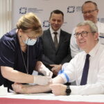 06.03.2023. Kielce. Świętokrzyskie Centrum Onkologii. Na zdjęciu: Wojciech Murdzek - wiceminister edukacji i nauki w trakcie testowego pobierania krwi do badań / Fot. Wiktor Taszłow – Radio Kielce