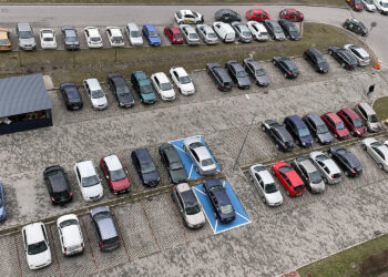Duże pieniądze na nowe parkingi i elektryczne autobusy w Kielcach - Radio Kielce 07.03.2023. Kielce. Parking obok bloku przy ulicy Karczówkowskiej 12 / Fot. Kamil Król – Radio Kielce