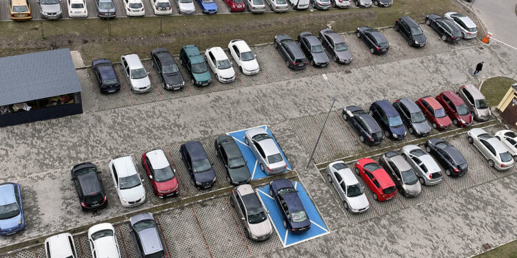 Duże pieniądze na nowe parkingi i elektryczne autobusy w Kielcach - Radio Kielce 07.03.2023. Kielce. Parking obok bloku przy ulicy Karczówkowskiej 12 / Fot. Kamil Król – Radio Kielce