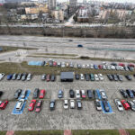 07.03.2023. Kielce. Parking obok bloku przy ulicy Karczówkowskiej 12 / Fot. Kamil Król – Radio Kielce