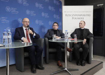 06.03.2023 Kielce. Przystanek Historia IPN. Debata na temat reparacji wojennych. Na zdjęciu od lewej: wiceminister spraw zagranicznych Piotr Wawrzyk, dr Tomasz Domański – główny specjalista IPN i ksiądz dr Tomasz Gocel / Fot. Jarosław Kubalski - Radio Kielce