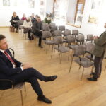 09.03.2023. Kielce. OMPiO. Spotkanie pracowników muzeów z władzami miasta. Na zdjęciu (na pierwszym planie): Marcin Chłodnicki - zastępca prezydenta Kielc / Fot. Jarosław Kubalski - Radio Kielce