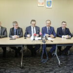 10.03.2023. Kielce. Zawarcie umowy w sprawie uwierzytelnienia pałacu Tarłów w Podzamczu. Na zdjęciu (od lewej): Mariusz Ściana - członek zarządu powiatu kieleckiego, Tomasz Gruszczyński - radny powiatu kieleckiego, Mirosław Gębski - starosta kielecki, Zbigniew Piątek - burmistrz Piekoszowa, Cezary Majcher - członek zarządu powiatu kieleckiego i Paweł Kowalczyk - dyrektor Wydziału Geodezji w Starostwie Powiatowym w Kielcach / Fot. Jarosław Kubalski - Radio Kielce