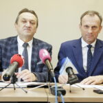 10.03.2023. Kielce. Zawarcie umowy w sprawie uwierzytelnienia pałacu Tarłów w Podzamczu. Na zdjęciu (od lewej): Mirosław Gębski - starosta kielecki i Zbigniew Piątek - burmistrz Piekoszowa / Fot. Jarosław Kubalski - Radio Kielce