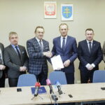 10.03.2023. Kielce. Zawarcie umowy w sprawie uwierzytelnienia pałacu Tarłów w Podzamczu. Na zdjęciu (od lewej): Mariusz Ściana - członek zarządu powiatu kieleckiego, Tomasz Gruszczyński - radny powiatu kieleckiego, Mirosław Gębski - starosta kielecki, Zbigniew Piątek - burmistrz Piekoszowa, Cezary Majcher - członek zarządu powiatu kieleckiego i Paweł Kowalczyk - dyrektor Wydziału Geodezji w Starostwie Powiatowym w Kielcach / Fot. Jarosław Kubalski - Radio Kielce