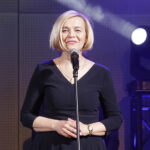 13.03.2023. Kielce. Koncert „Mieczysław Fogg - wspomnienia dawnych dni” w wykonaniu Wiktora Kowalskiego. Na zdjęciu: Renata Janik - wicemarszałek województwa. / Fot Jarosław Kubalski - Radio Kielce.