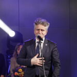 13.03.2023. Kielce. Koncert „Mieczysław Fogg - wspomnienia dawnych dni” w wykonaniu Wiktora Kowalskiego. Na zdjęciu: senator Krzysztof Słoń. / Fot Jarosław Kubalski - Radio Kielce.