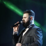 13.03.2023. Kielce. Koncert „Mieczysław Fogg - wspomnienia dawnych dni” w wykonaniu Wiktora Kowalskiego. / Fot Jarosław Kubalski - Radio Kielce.