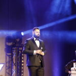 13.03.2023. Kielce. Koncert „Mieczysław Fogg - wspomnienia dawnych dni” w wykonaniu Wiktora Kowalskiego. / Fot Jarosław Kubalski - Radio Kielce.