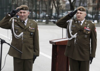 24.03.2023 Kielce. Uroczystość objęcia przez pułkownika Sławomira Machniewicza dowódcy 10. Świętokrzyskiej Brygady Obrony Terytorialnej. Na zdjęciu od lewej: płk Sławomir Machniewicz i dowódca WOT generał brygady Maciej Klisz / Fot. Jarosław Kubalski - Radio Kielce